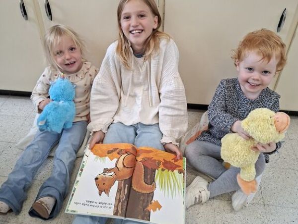 K1 | Voorleesmomentje met onze lieve meters en peters!