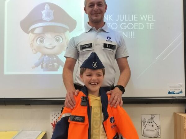 L2 - BEROEPEN - Politieman Andy (papa van Jef) op bezoek in de klas